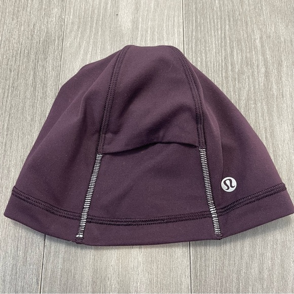 Lululemon Run It Out Toque Black Cherry OS Purple Beanie Hat Pony Tail Opening - Picture 6 of 10